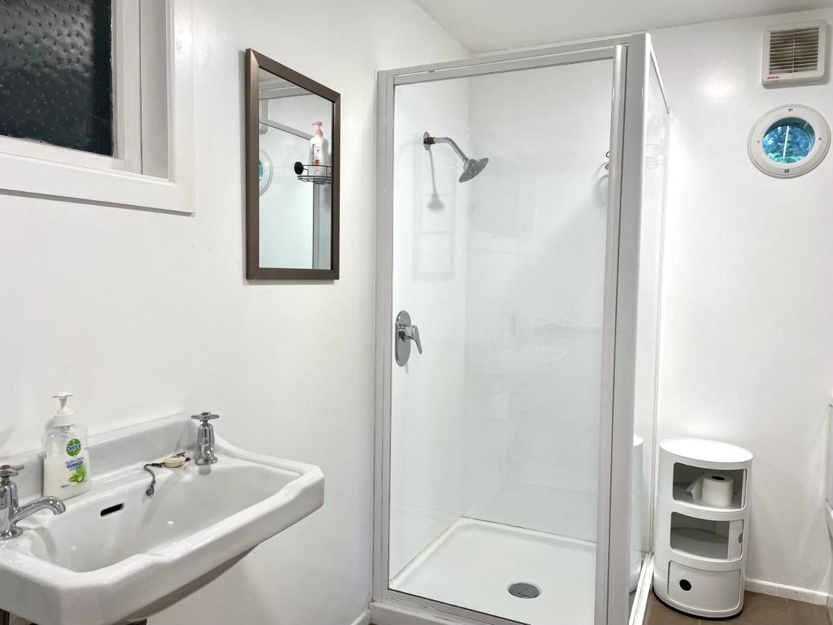 Waiheke Onetangi Close To Beach Exterior photo